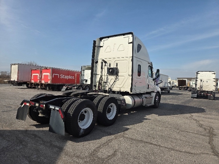 Used 2021 Freightliner Cascadia - photo 9