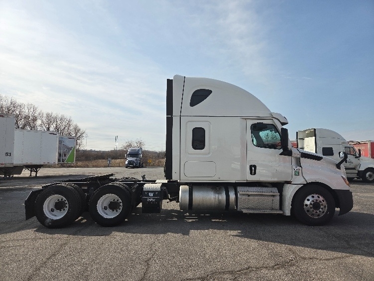 Used 2021 Freightliner Cascadia - photo 10