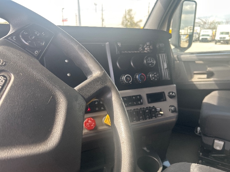 Used 2021 Freightliner Cascadia - photo 14