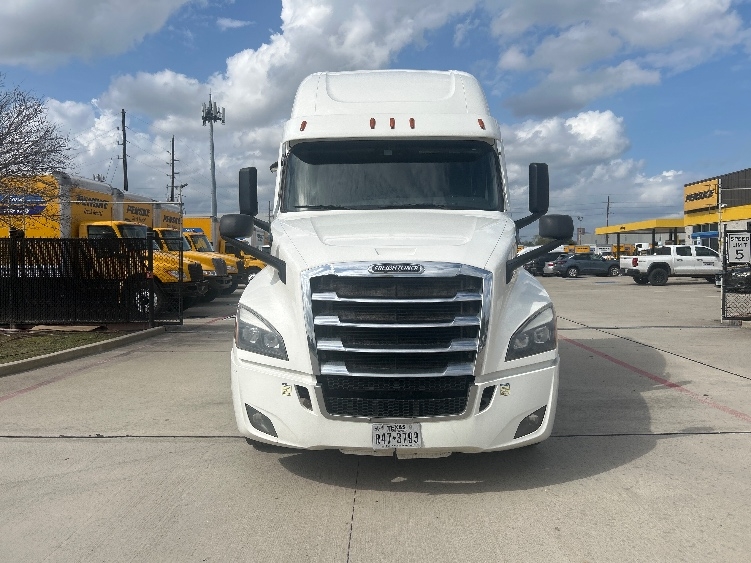 Used 2021 Freightliner Cascadia - photo 2