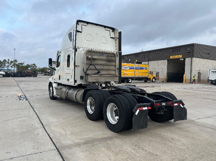 Used 2021 Freightliner Cascadia - photo 7