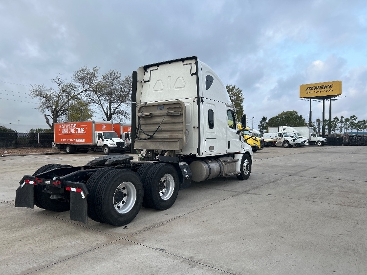 Used 2021 Freightliner Cascadia - photo 9