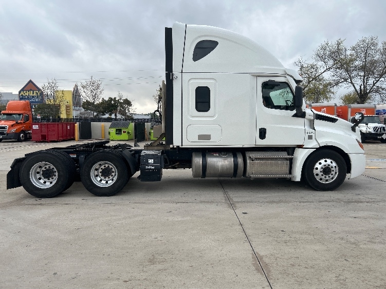 Used 2021 Freightliner Cascadia - photo 10