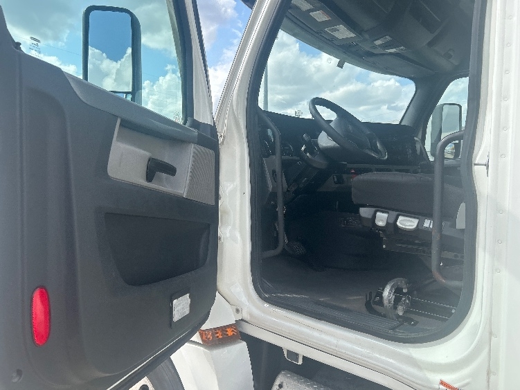 Used 2021 Freightliner Cascadia - photo 11