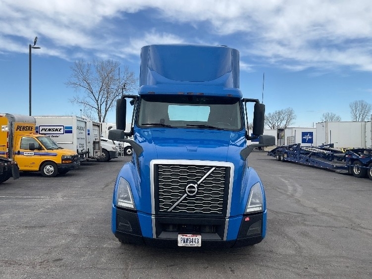 Used 2021 Volvo VNL - photo 2
