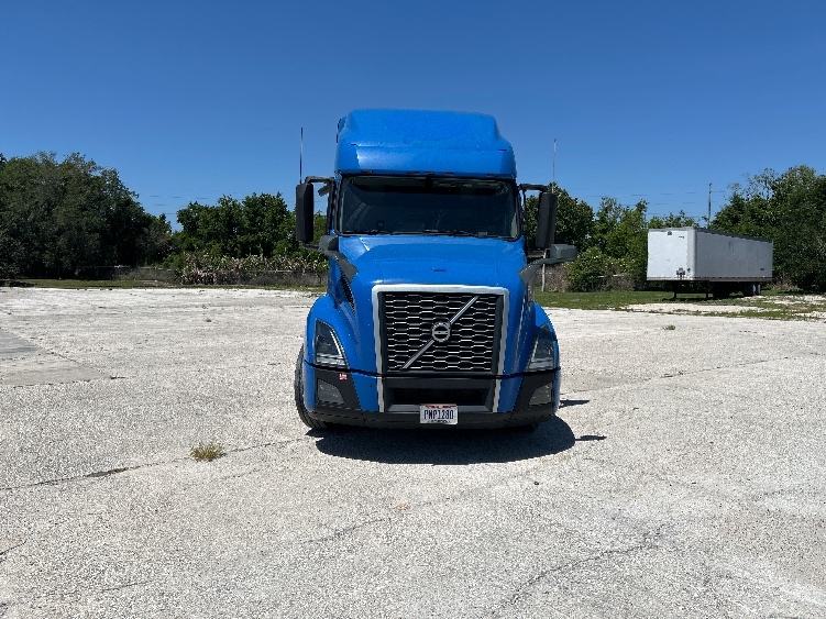 Used 2021 Volvo VNL - photo 2