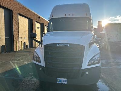 Used 2020 Freightliner Cascadia Detroit DD15AT Semi Truck with Sleeper Cab for sale #373231 - photo 2