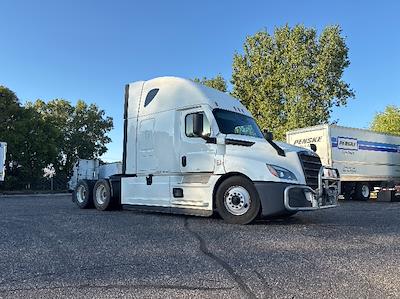 Used 2020 Freightliner Cascadia Detroit DD15AT Semi Truck with Sleeper Cab for sale #373235 - photo 1
