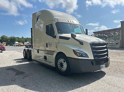 Used 2020 Freightliner Cascadia Detroit DD15AT Semi Truck with Sleeper Cab for sale #373264 - photo 1