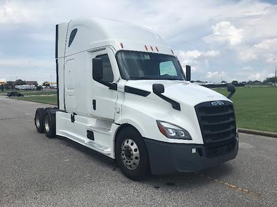 Used 2020 Freightliner Cascadia Detroit DD15AT Semi Truck with Sleeper Cab for sale #373363 - photo 1