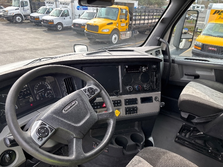 Used 2020 Freightliner Cascadia - photo 12
