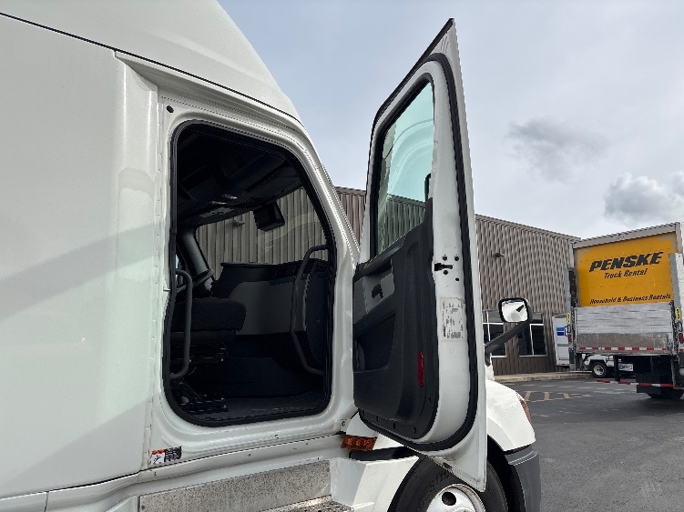 Used 2020 Freightliner Cascadia - photo 15