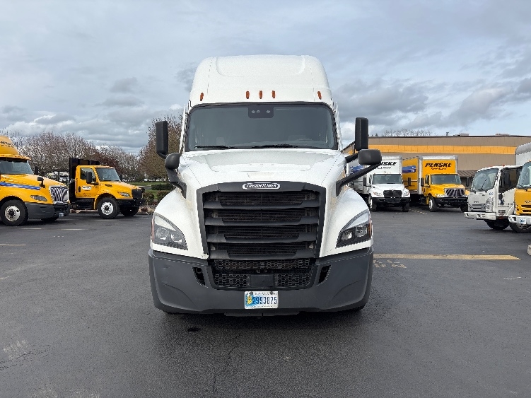 Used 2020 Freightliner Cascadia - photo 2