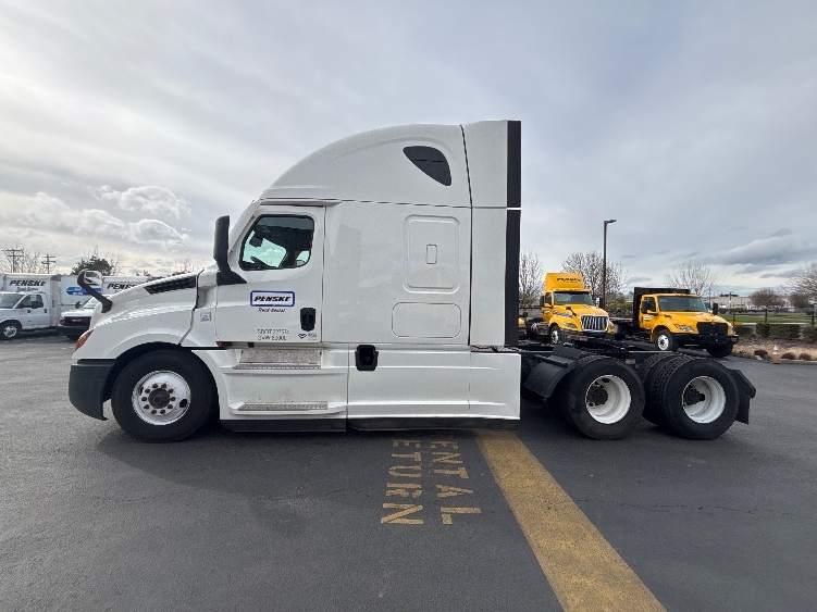 Used 2020 Freightliner Cascadia - photo 6