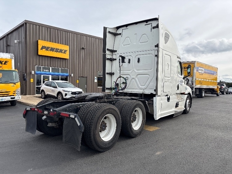 Used 2020 Freightliner Cascadia - photo 9