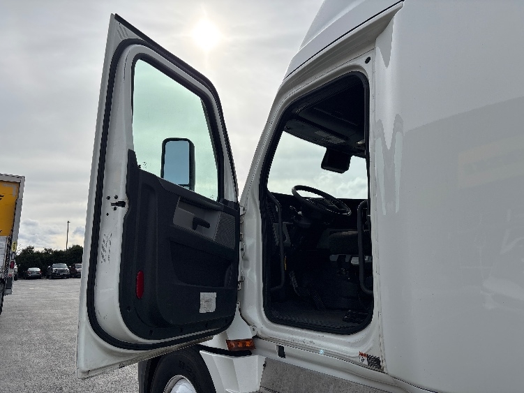 Used 2020 Freightliner Cascadia - photo 11