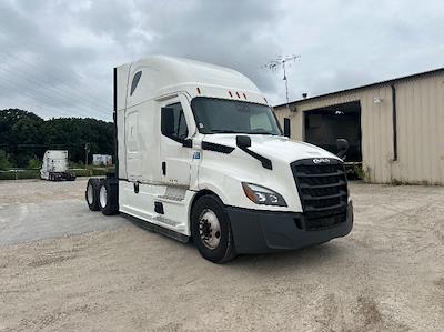 Used 2020 Freightliner Cascadia Detroit DD15AT Semi Truck with Sleeper Cab for sale #373378 - photo 1