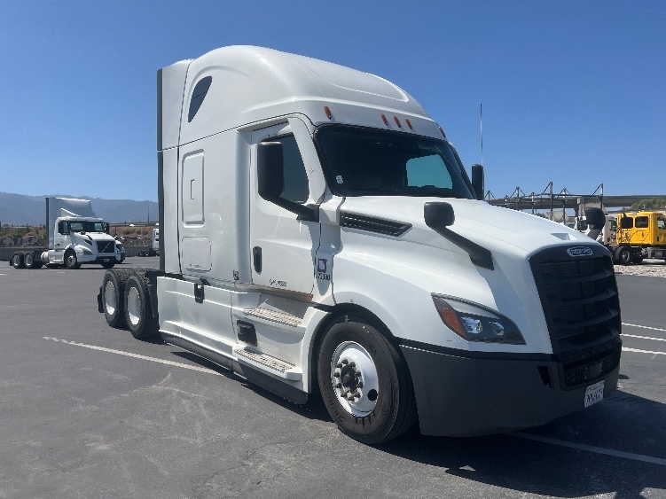 Used 2020 Freightliner Cascadia - photo 1