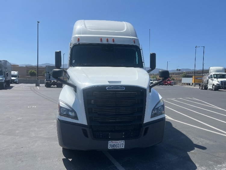 Used 2020 Freightliner Cascadia - photo 2
