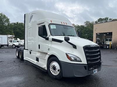 Used 2020 Freightliner Cascadia Detroit DD15AT Semi Truck with Sleeper Cab for sale #373386 - photo 1