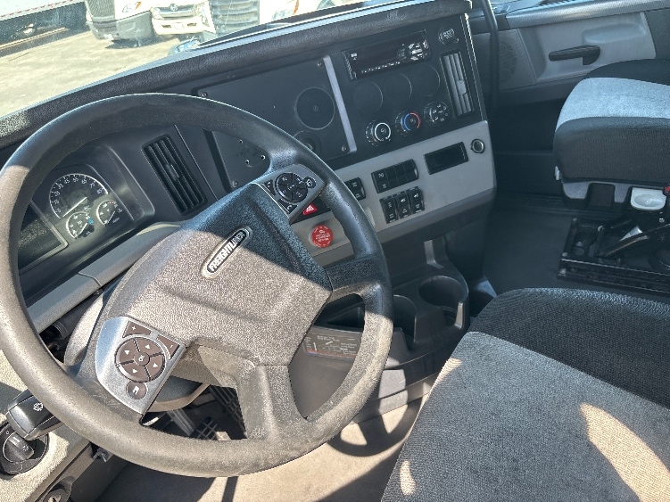 Used 2020 Freightliner Cascadia - photo 12
