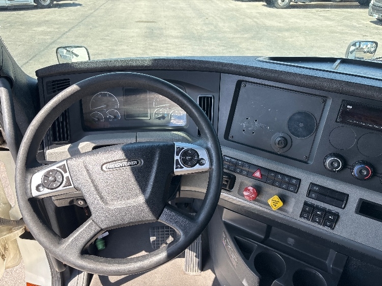 Used 2020 Freightliner Cascadia - photo 13