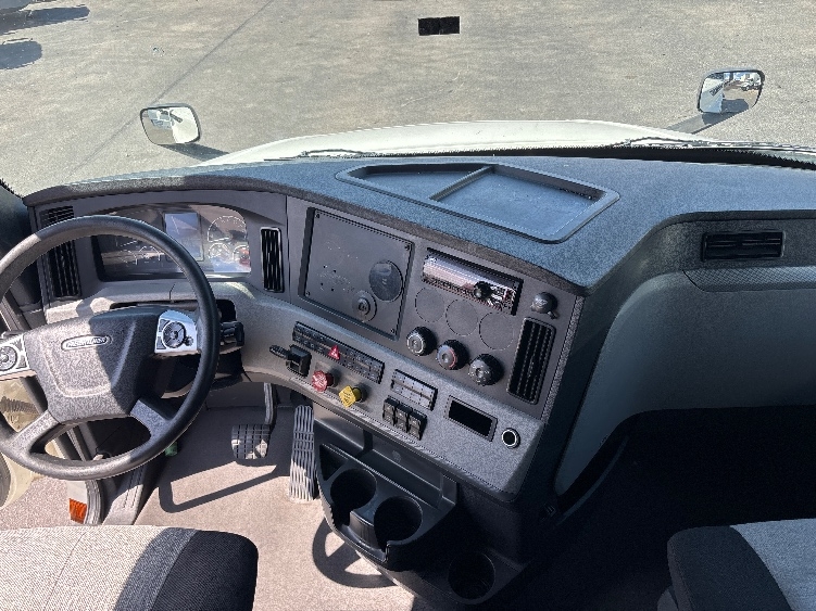 Used 2020 Freightliner Cascadia - photo 14