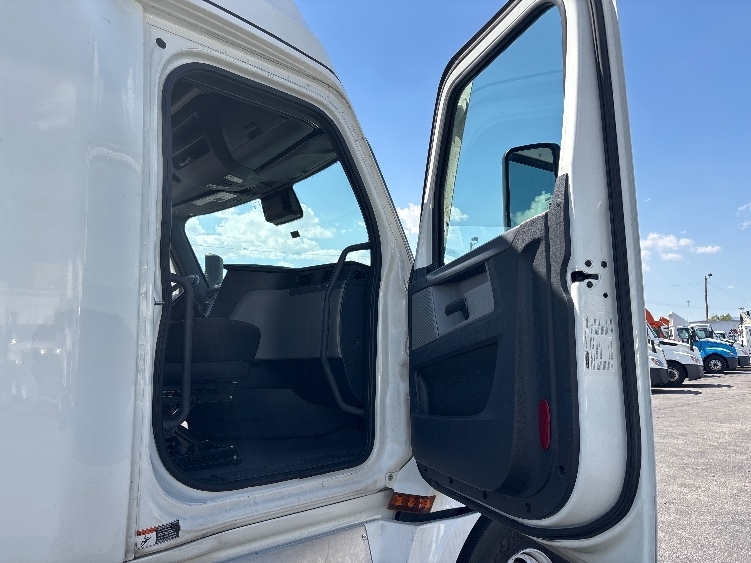 Used 2020 Freightliner Cascadia - photo 15