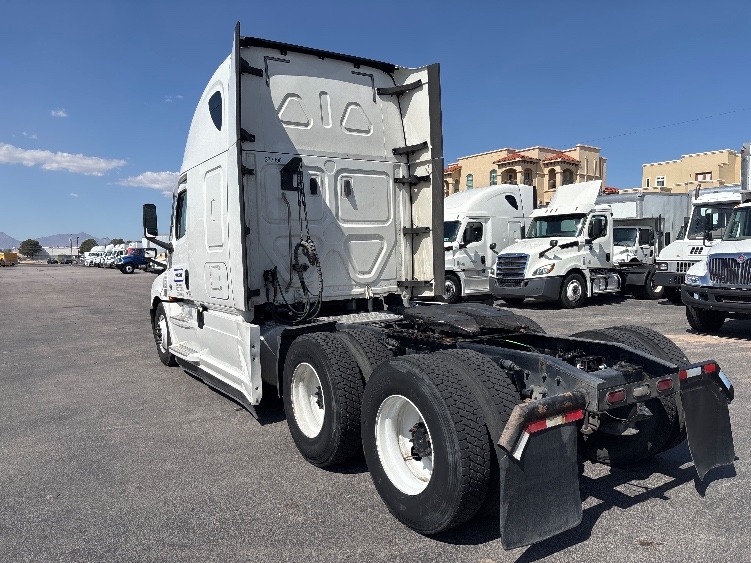 Used 2020 Freightliner Cascadia - photo 7