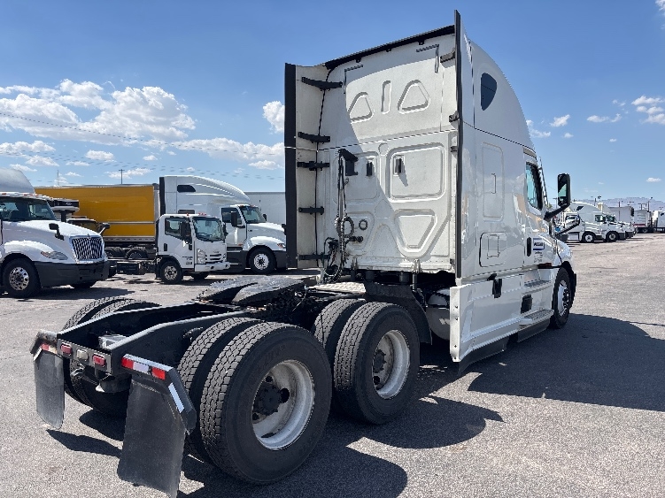 Used 2020 Freightliner Cascadia - photo 9