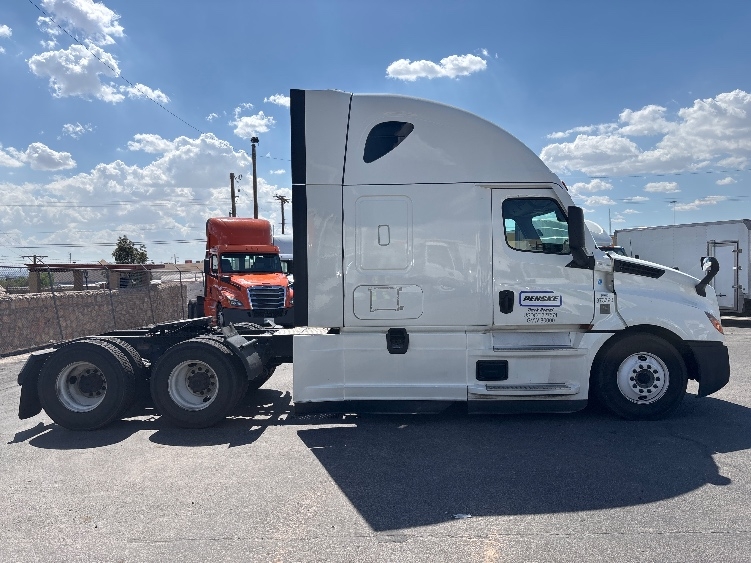 Used 2020 Freightliner Cascadia - photo 10