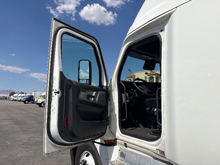 Used 2020 Freightliner Cascadia - photo 11
