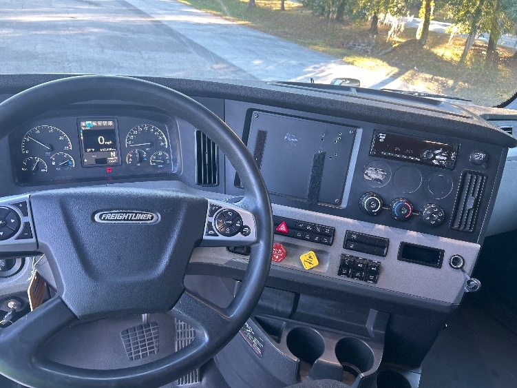 Used 2020 Freightliner Cascadia - photo 13