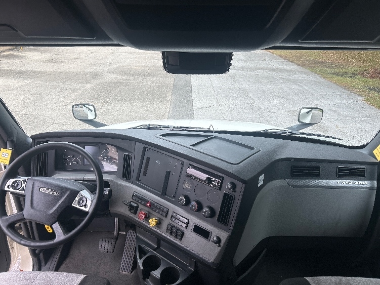 Used 2020 Freightliner Cascadia - photo 14