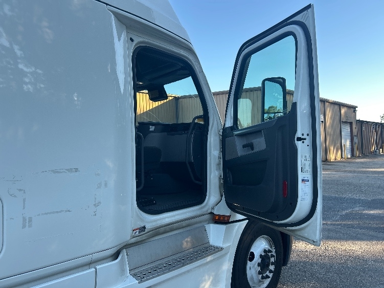 Used 2020 Freightliner Cascadia - photo 15