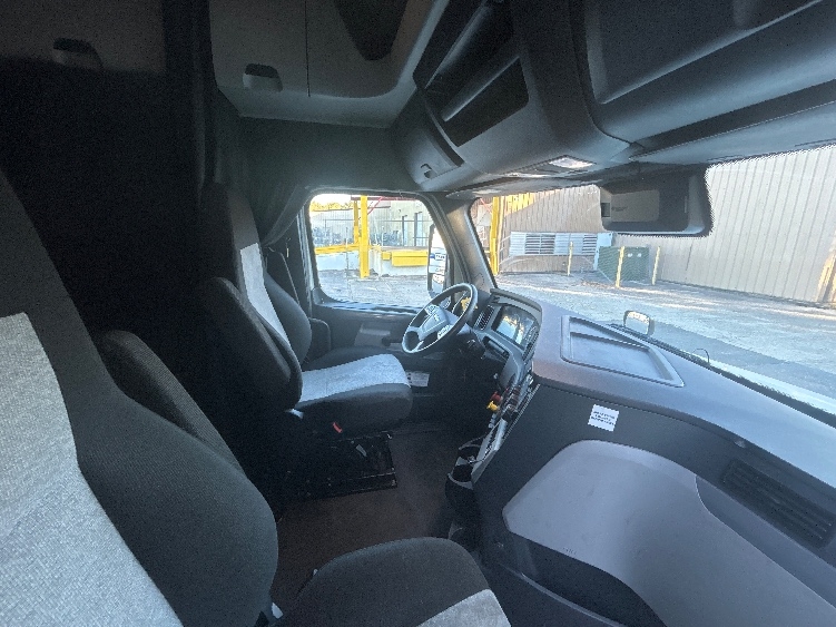 Used 2020 Freightliner Cascadia - photo 17