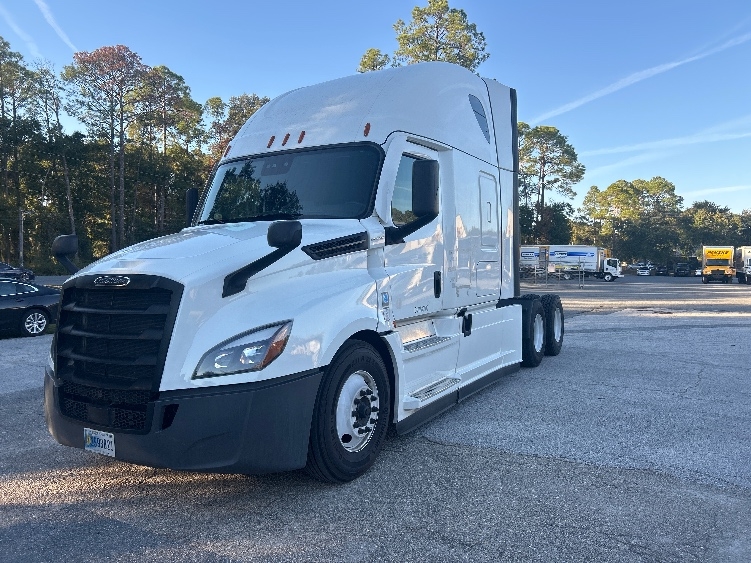 Used 2020 Freightliner Cascadia - photo 5