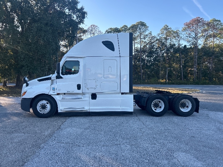 Used 2020 Freightliner Cascadia - photo 6