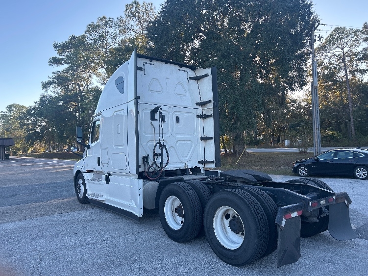 Used 2020 Freightliner Cascadia - photo 7