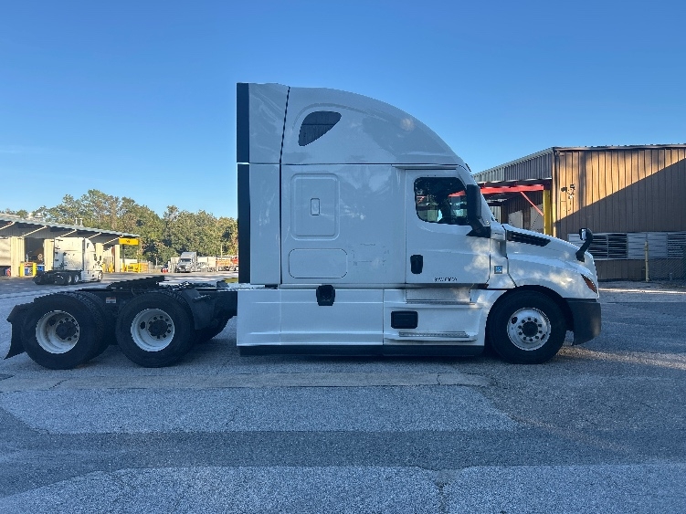 Used 2020 Freightliner Cascadia - photo 10