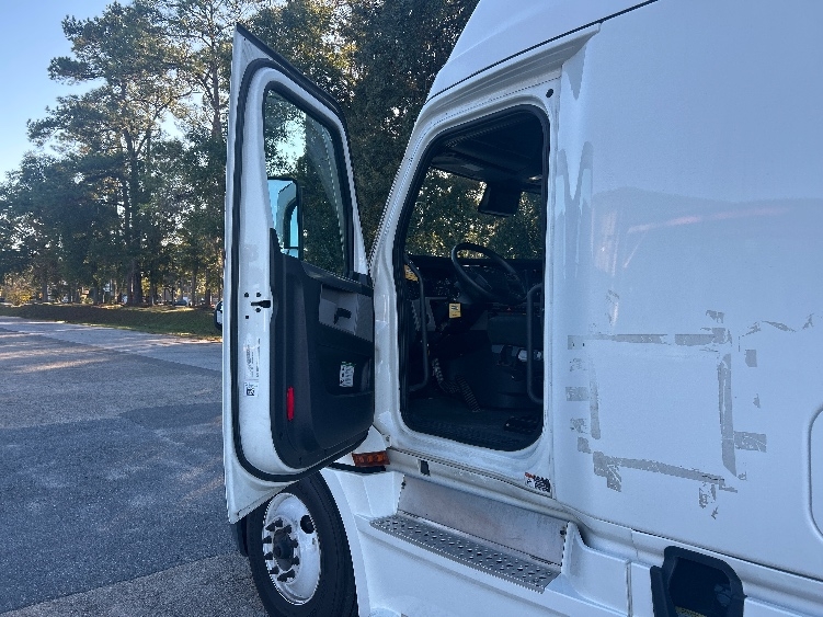Used 2020 Freightliner Cascadia - photo 11