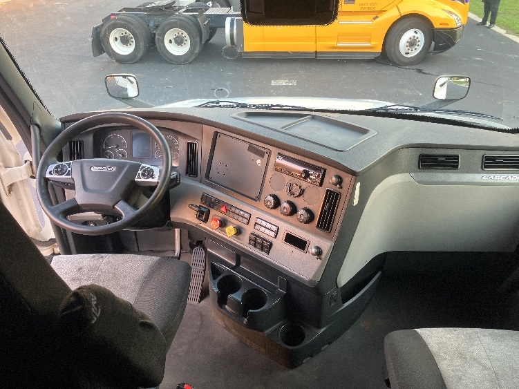 Used 2020 Freightliner Cascadia - photo 14