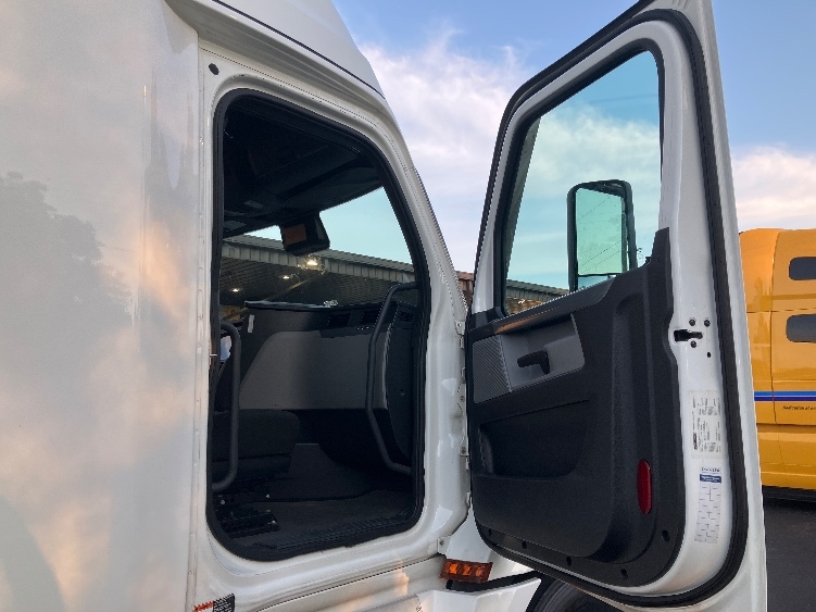 Used 2020 Freightliner Cascadia - photo 15