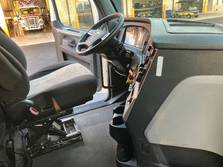Used 2020 Freightliner Cascadia - photo 17