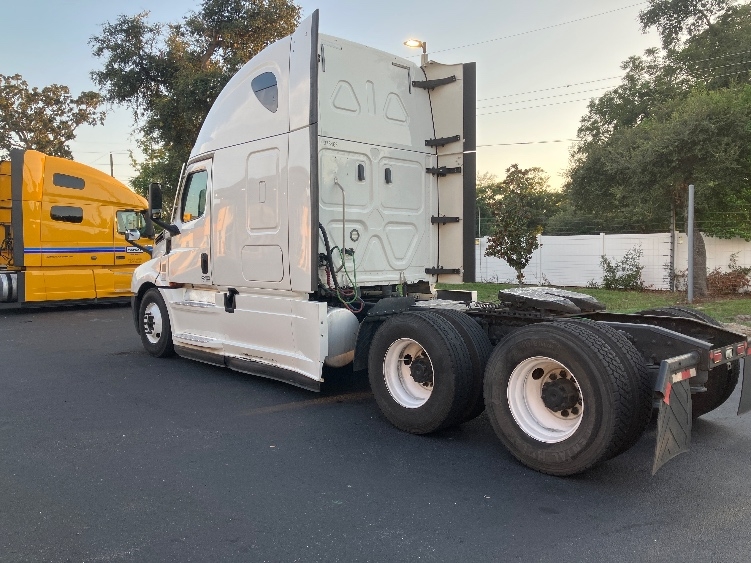 Used 2020 Freightliner Cascadia - photo 7