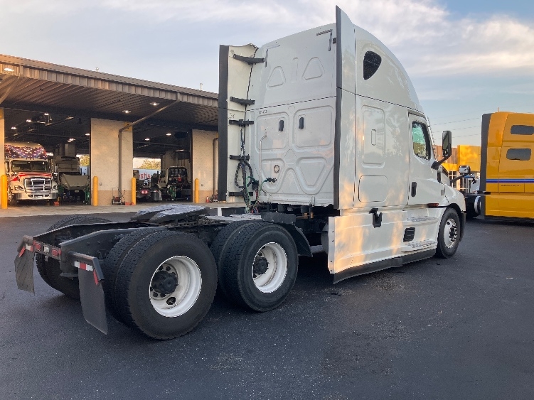 Used 2020 Freightliner Cascadia - photo 9