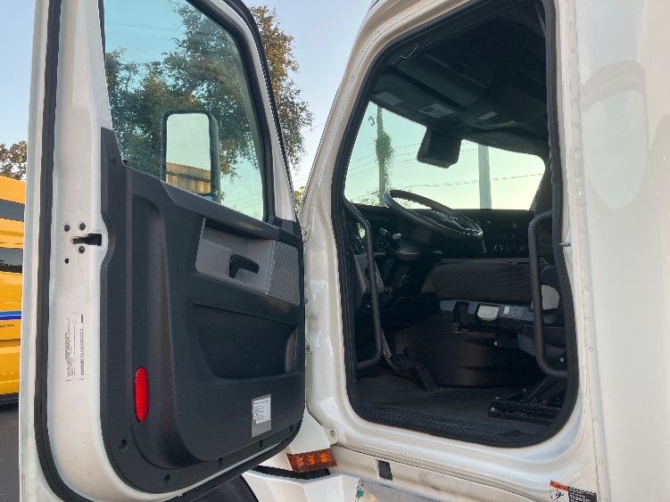 Used 2020 Freightliner Cascadia - photo 11
