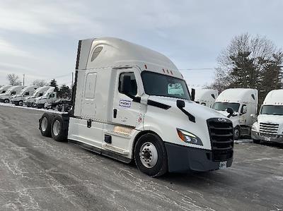 Used 2020 Freightliner Cascadia Detroit DD15AT Semi Truck with Sleeper Cab for sale #373477 - photo 1