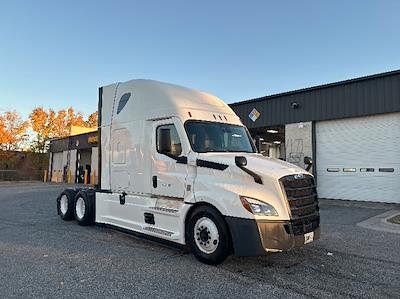 Used 2020 Freightliner Cascadia Detroit DD15AT Semi Truck with Sleeper Cab for sale #373492 - photo 1