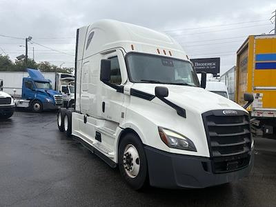 Used 2020 Freightliner Cascadia Detroit DD15AT Semi Truck with Sleeper Cab for sale #373512 - photo 1